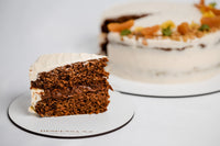 Fatia de bolo de cenoura sem glúten com recheio de creme de cacau e avelã