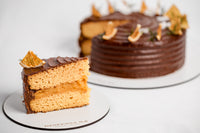 Fatia de bolo de laranja sem glúten com creme de cacau e avelã