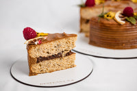 Fatia de bolo de limão sem glúten com creme de amêndoa