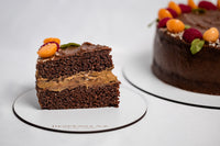 Fatia de bolo de cacau vegan, sem glúten com recheio de caramelo de coco